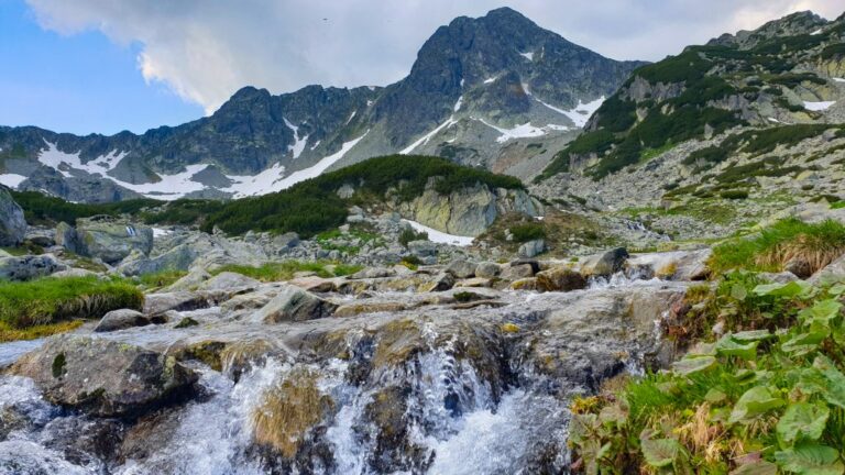 Bucura-te de o vacanta la munte desavarsita in Muntii Retezat