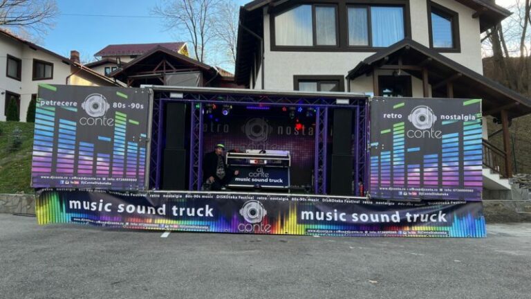 Iubitorii de MUZICĂ RETRO au mai nou, un mod inedit de a interacționa cu genul preferat, grație unui proiect de scenă modernă pe 4 roți, care colindă Romania – MUSIC SOUND TRUCK –