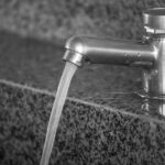 Apa la dozator vs apa de la robinet: care este mai bună? Părerea unui expert medical