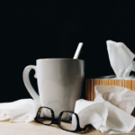 Greșeli comune pe care le faci în tratarea gripei și răcelii – Cum să ameliorezi simptomele fără a-ți slăbi organismul!