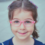 Primele semne care îți arată că cel mic are nevoie de ochelari de vedere – cum îți dai seama că a venit momentul pentru un control oftalmologic pediatric