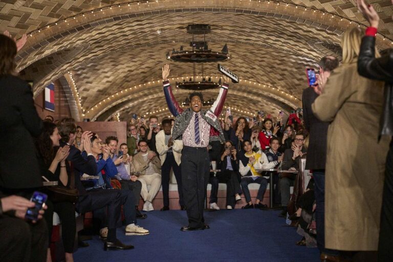 Tommy Hilfiger sărbătorește un „New York Moment” perfect la runway show-ul toamnă – iarnă ’24