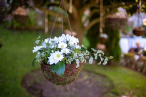 Aranjamente florale suspendate – ghivece și suporturi ingenioase