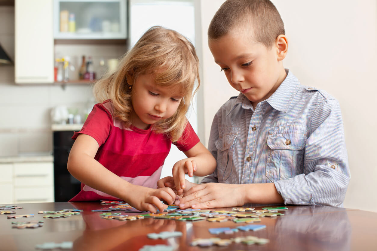 Cum alegi puzzle-ul potrivit pentru copilul tau: ghid prietenos pentru parinti iscusiti