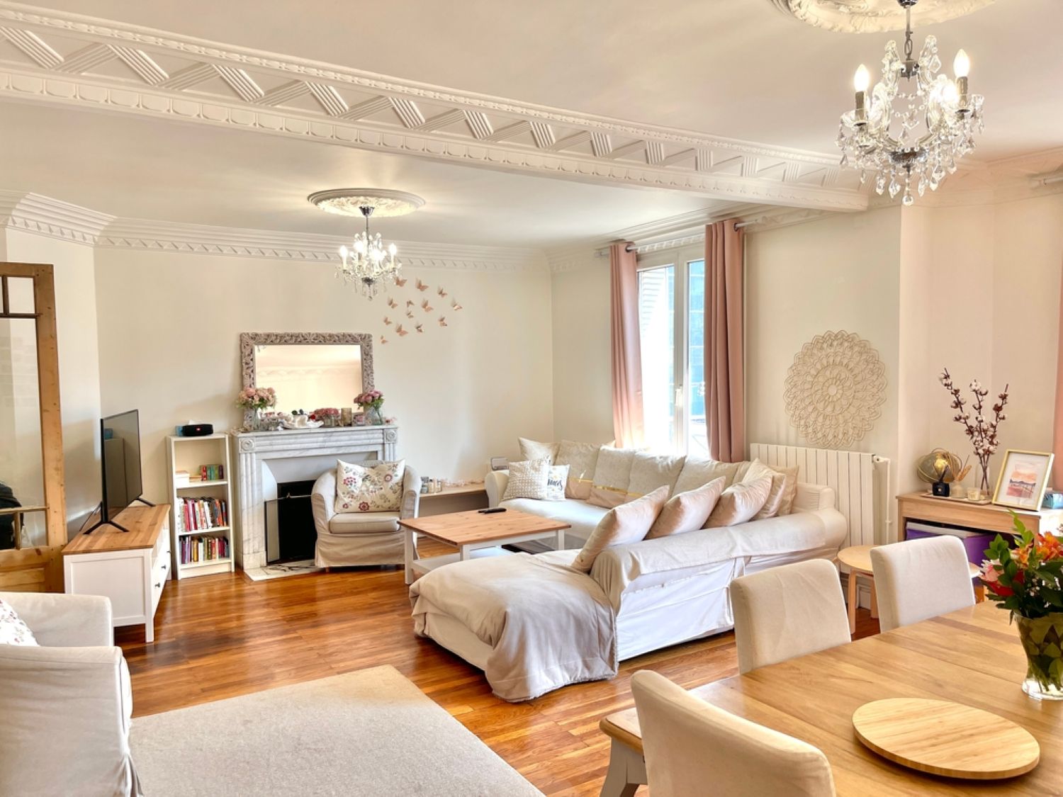 Cum să creezi un living glamour cu ajutorul candelabrelor cu cristale  