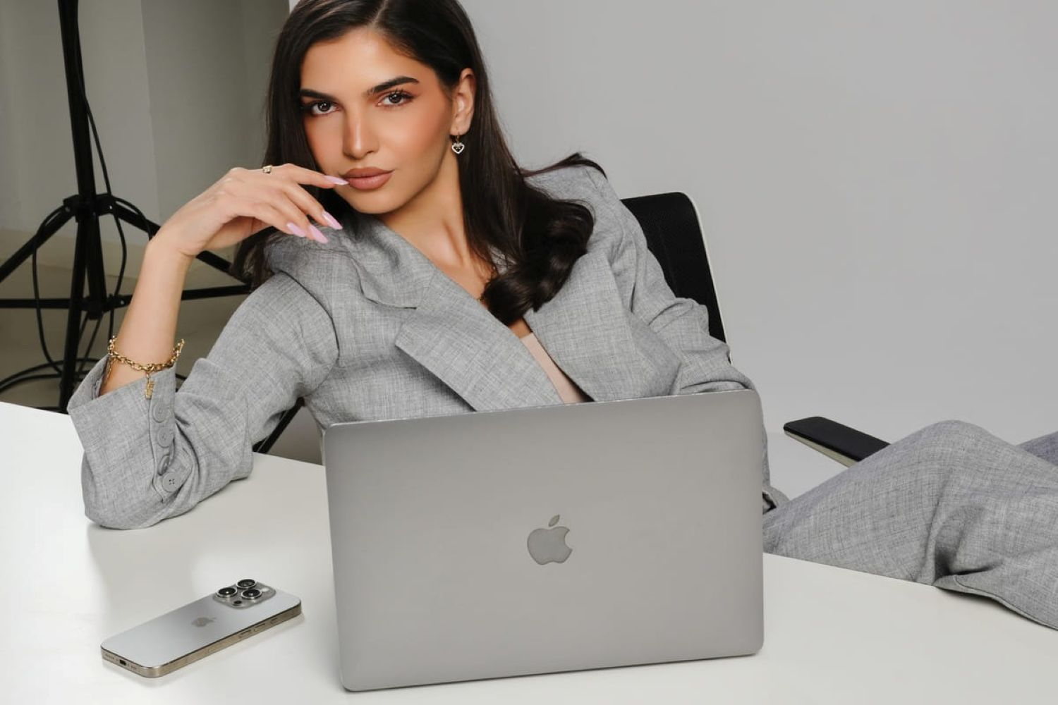 Laptop business vs. laptop gaming la amanet: care se evaluează mai bine?