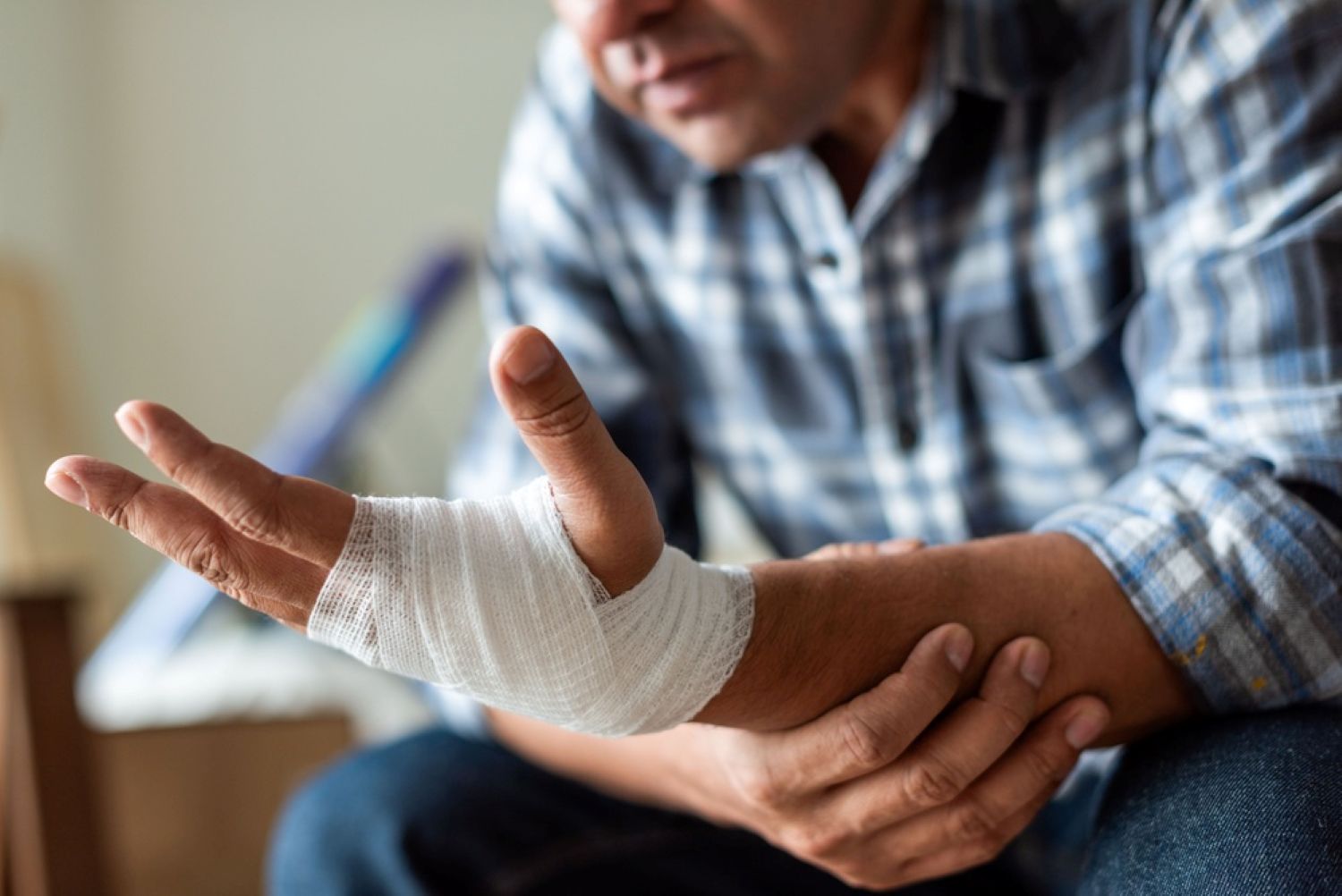 Cum îngrijești corect o plagă acasă: 5 sfaturi pentru prevenția complicațiilor unei răni