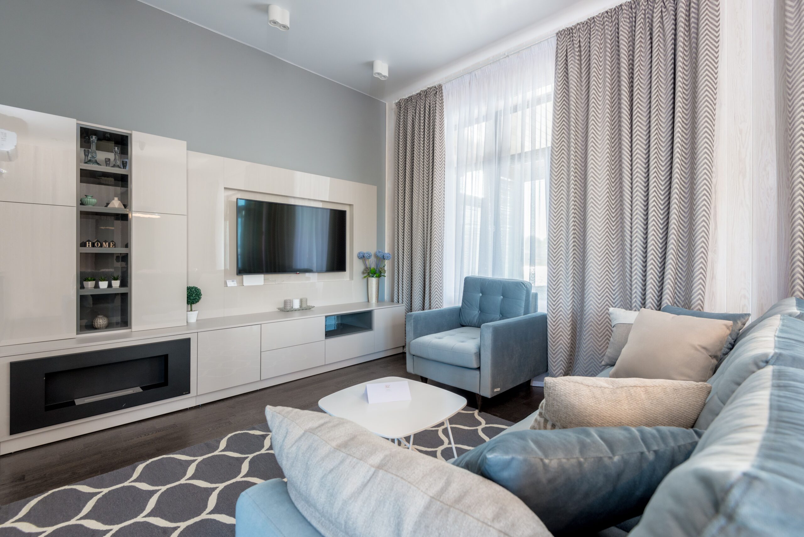 Cum alegi mobilier care ține în timp, fără să blochezi spațiul: reguli clare pentru apartamentele din România