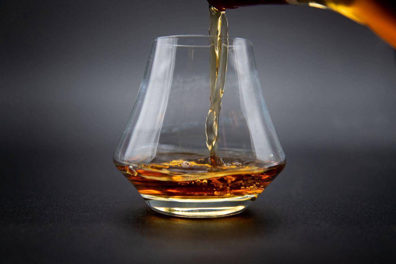Pahar de degustare whisky Glencairn, forma care schimbă ce simți înainte de prima înghițitură