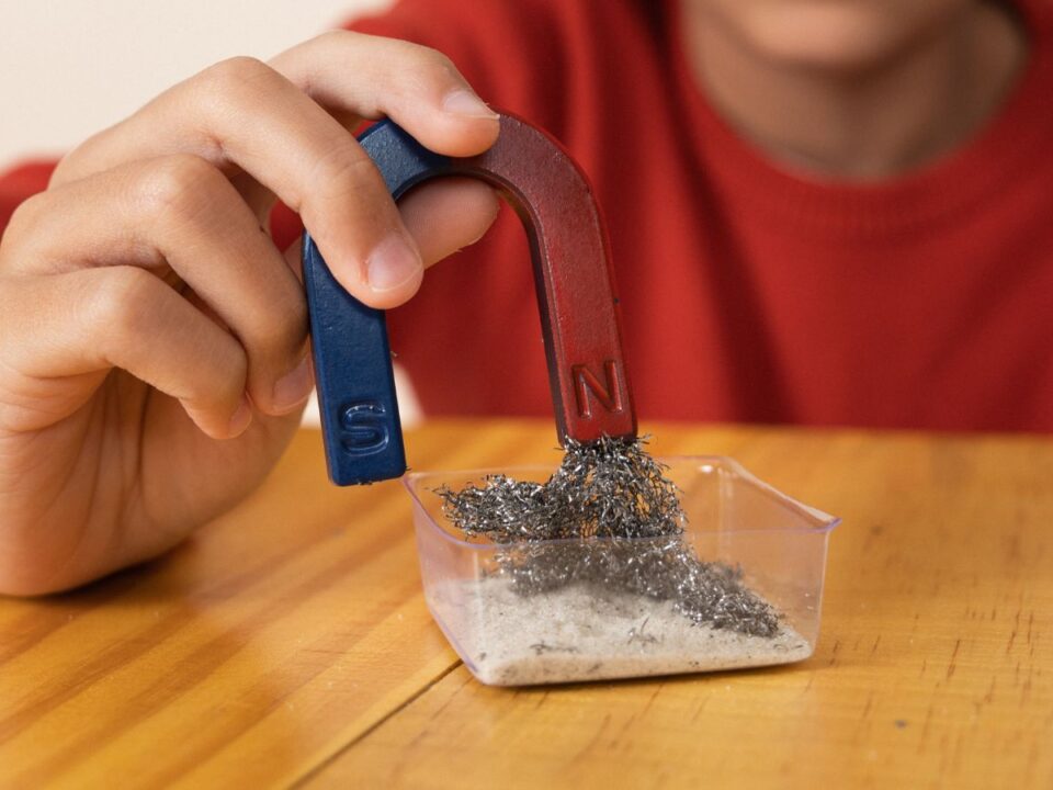 10 experimente simple cu magneți, de care copiii tăi vor fi încântați